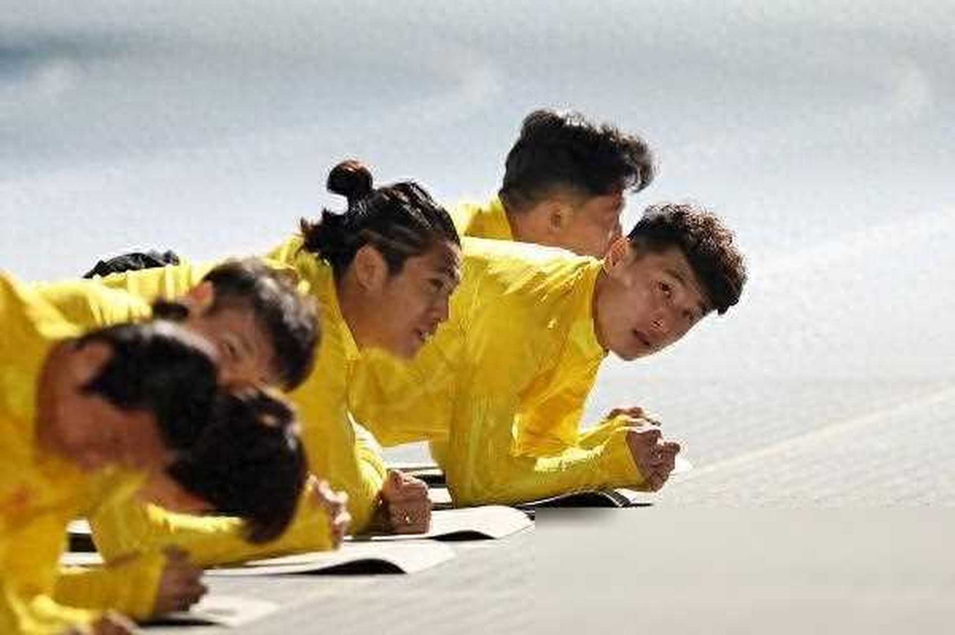 教练组紧密合作讨论战术，助力球队提高战斗力的简单介绍