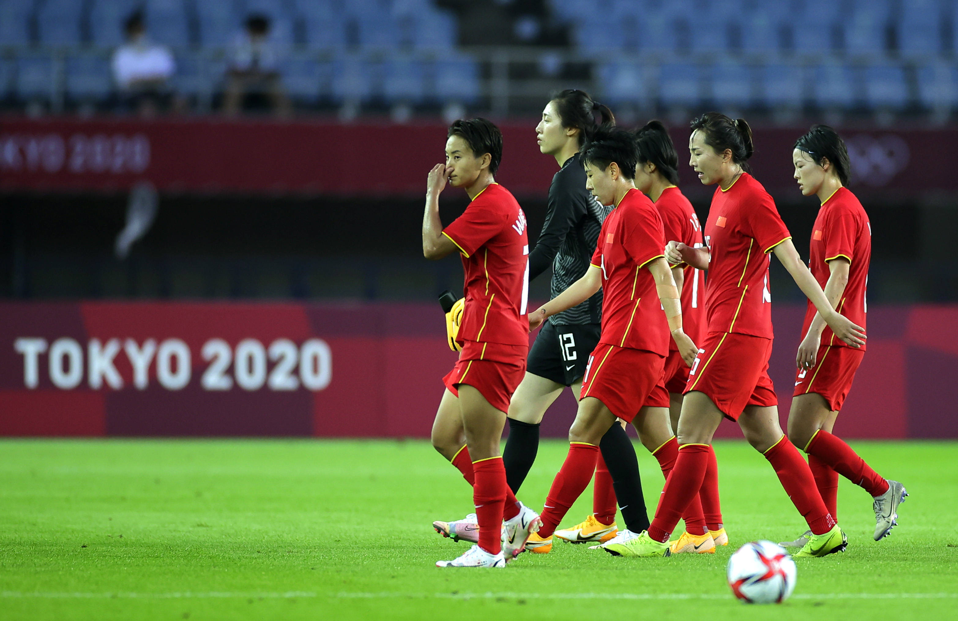 国际足联世俱杯-世界杯女足瞩目对决，球员们拼尽全力
