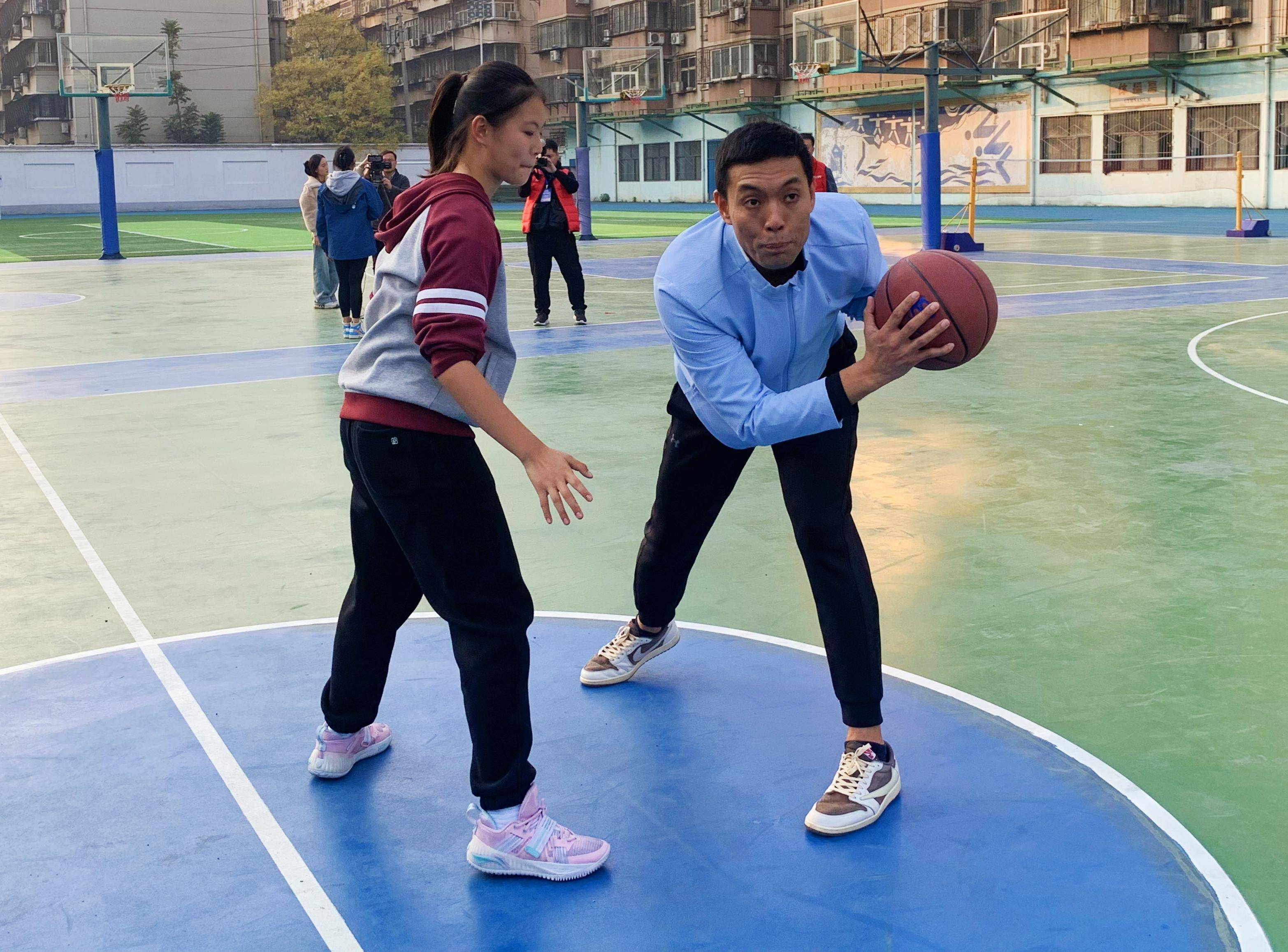 包含篮球名宿组建篮球学院，培养未来球星的词条
